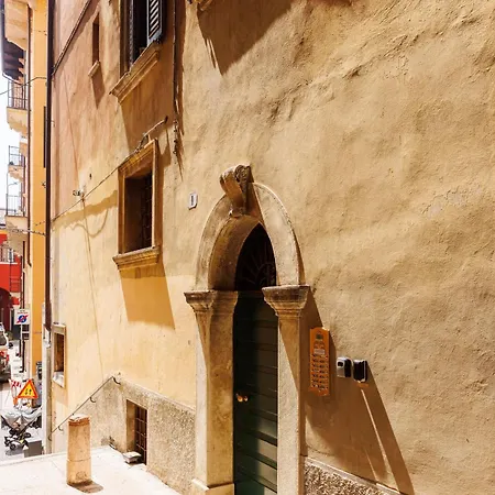 Dimora Delle Erbe - A 20 Passi Da Piazza Erbe Апартаменты
