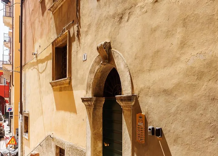 Dimora Delle Erbe - A 20 Passi Da Piazza Erbe Apartament